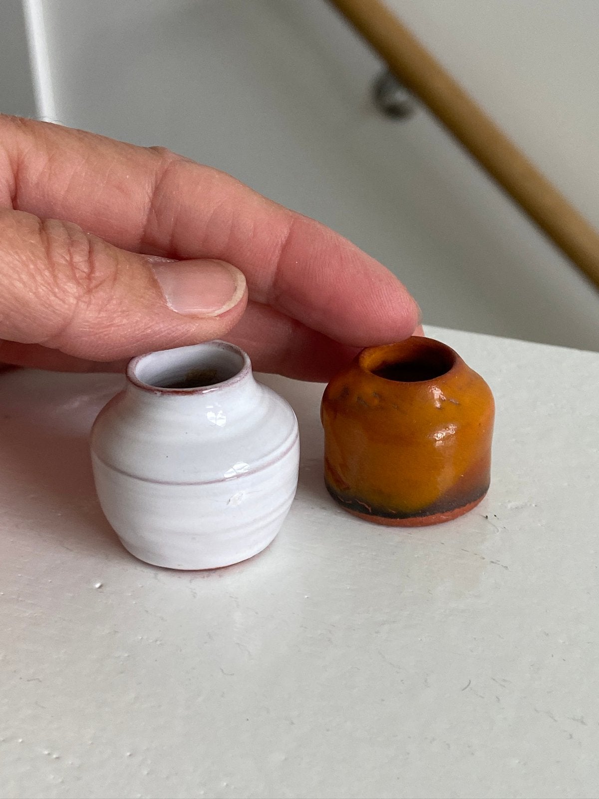 2 oude mini vaasjes aardewerk keramiek wit en oranje, Ophalen of Verzenden