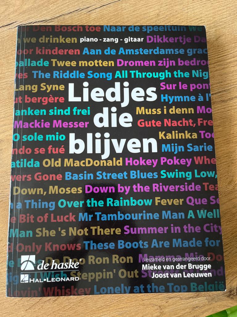 Liedjes die blijven - Verzamelbundel met bladmuziek, Ophalen of Verzenden, Zo goed als nieuw, Algemeen