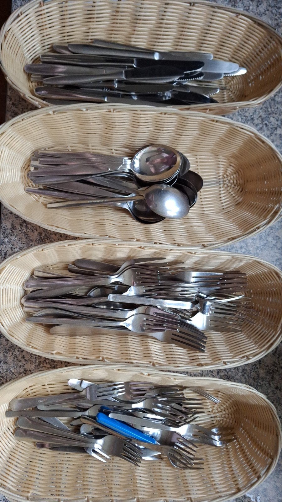 Bestek en gebaksvorkjes in  mandjes, Ophalen