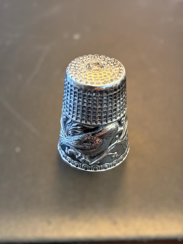 Antieke zilveren vingerhoed met gedetailleerd reliëf, Verzamelen, Vingerhoedjes, Gebruikt, Nederland, Zilver, Reliëf, Ophalen of Verzenden