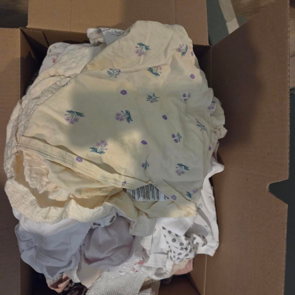 Grote doos met babykleding  maat 62/68, Kinderen en Baby's, Babykleding | Baby-kledingpakketten, Ophalen of Verzenden