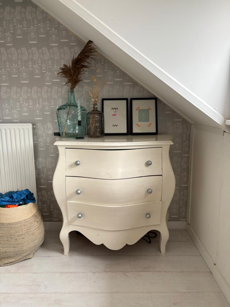 Wit buikkastje/commode, Ophalen, 50 tot 100 cm, Zo goed als nieuw, 3 of 4 laden