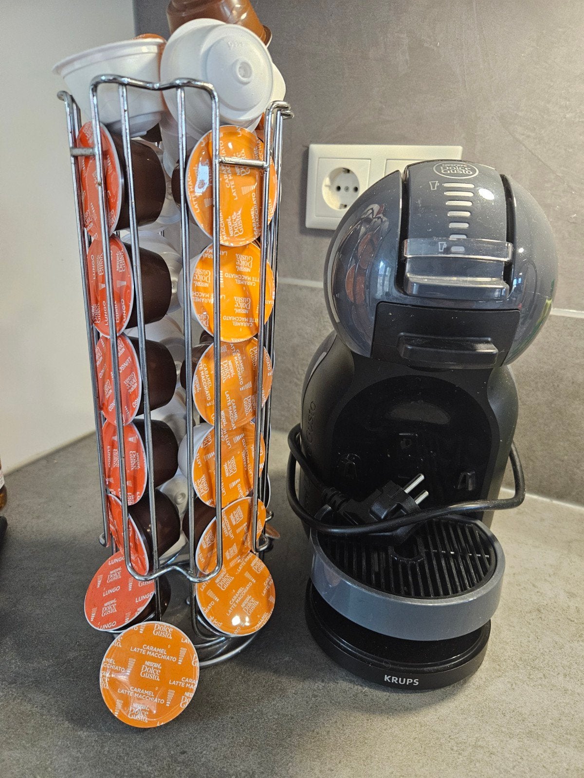 Nescafé Dolce Gusto met cubes houder en cups, Ophalen, Gebruikt, Koffiemachine, Koffiepads en cups