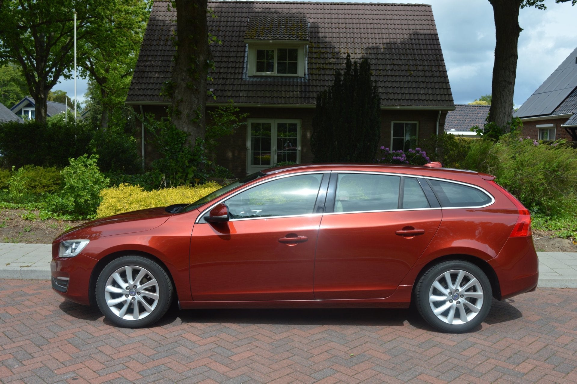 Volvo V60 2.0 D4 Summum ORG NL/NAP/trekhaak/leer, 1502 kg, 4 cilinders, Diesel, 168 €/maand
