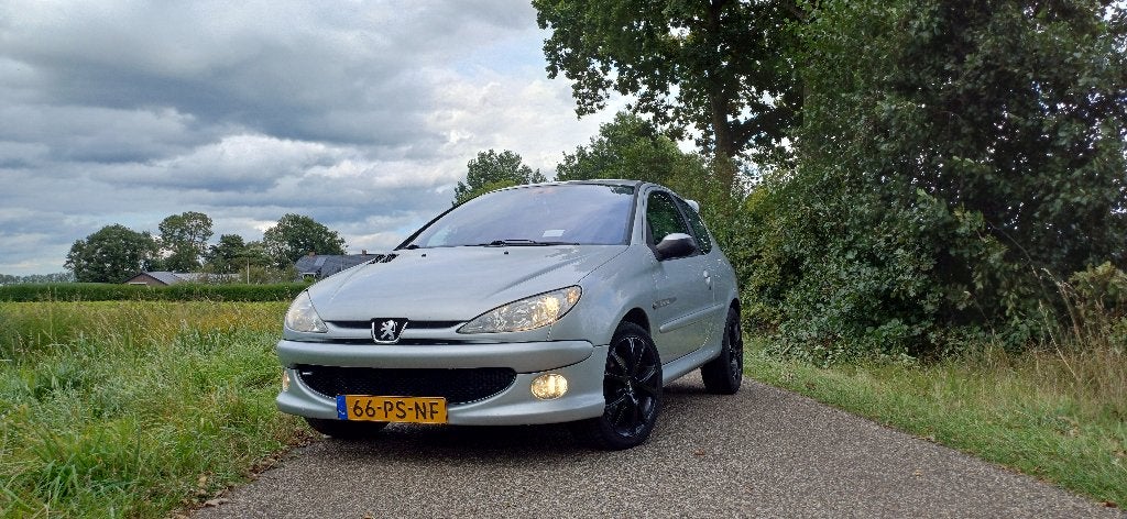 Peugeot 206 1.6 16V Quicksilver 3D 2004 Grijs, Auto's, Voorwielaandrijving, 40 €/maand, Zwart, 4 cilinders