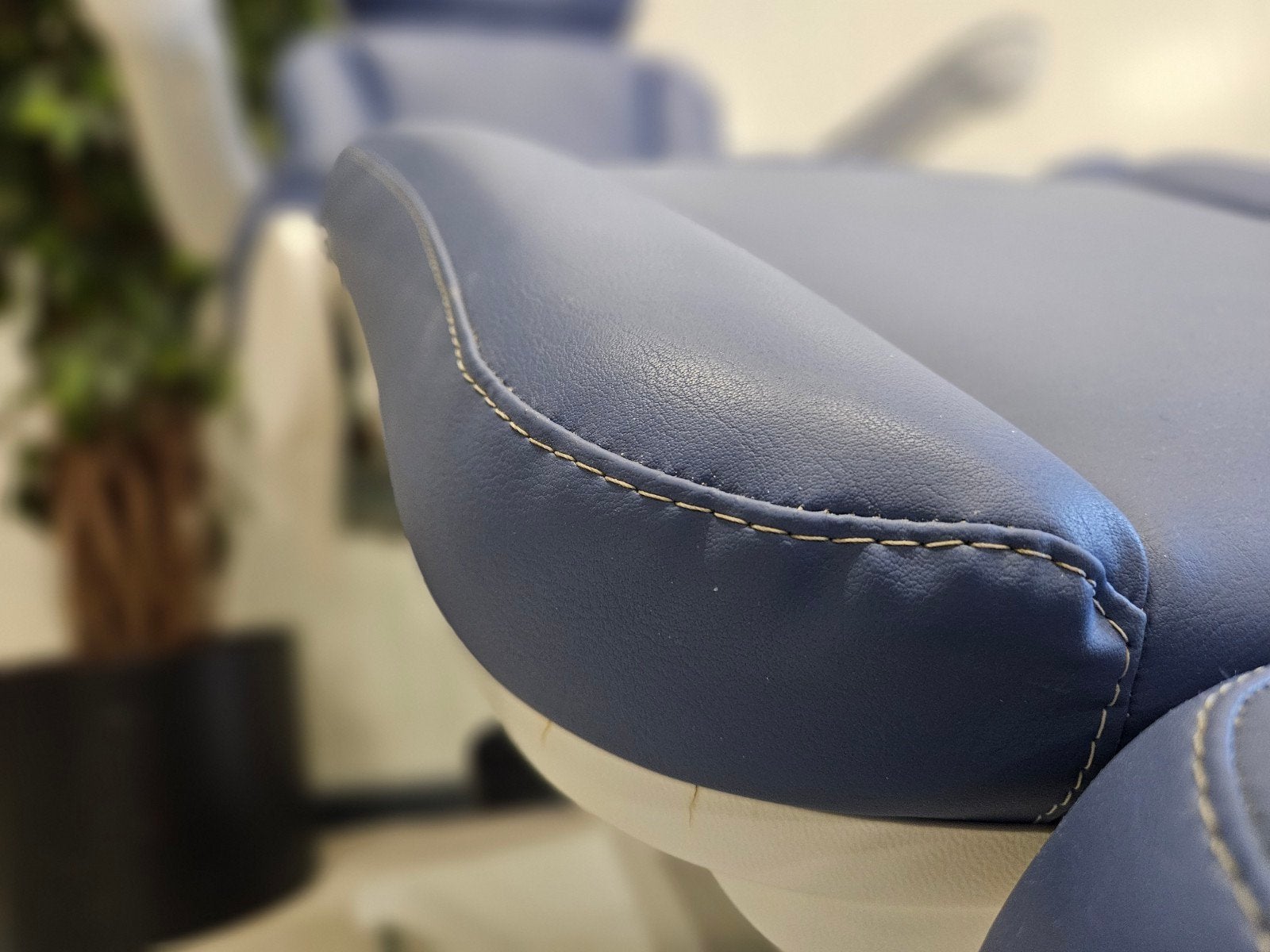 Elektrische behandelstoel of pedicurestoel Bentlon Gold ZGAN, Ophalen of Verzenden, Zo goed als nieuw, Massagestoel of Kussen