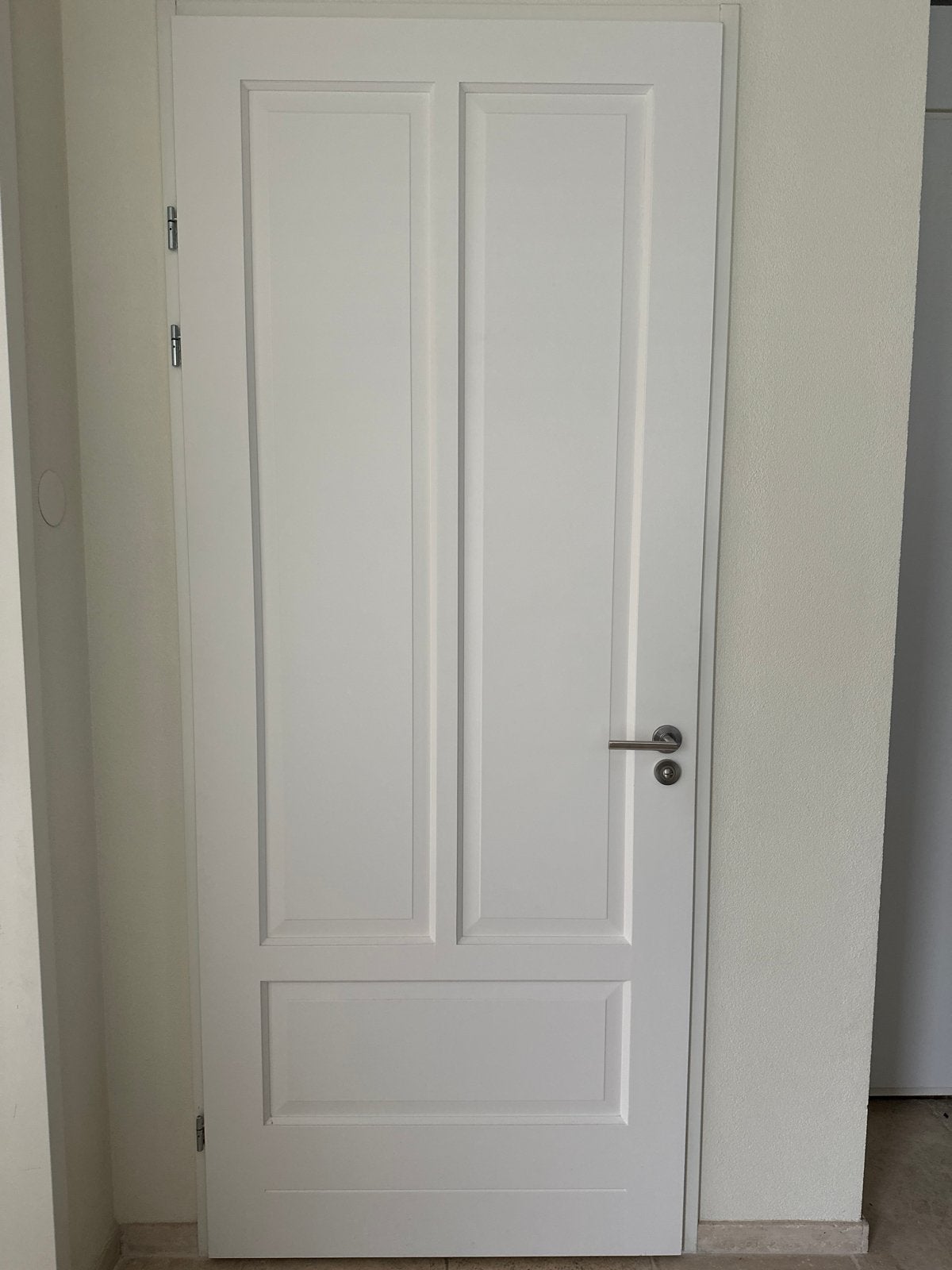 Foto 2 van Opdekdeuren: Woonkamer (rechts) en Toilet (links) incl. besl
