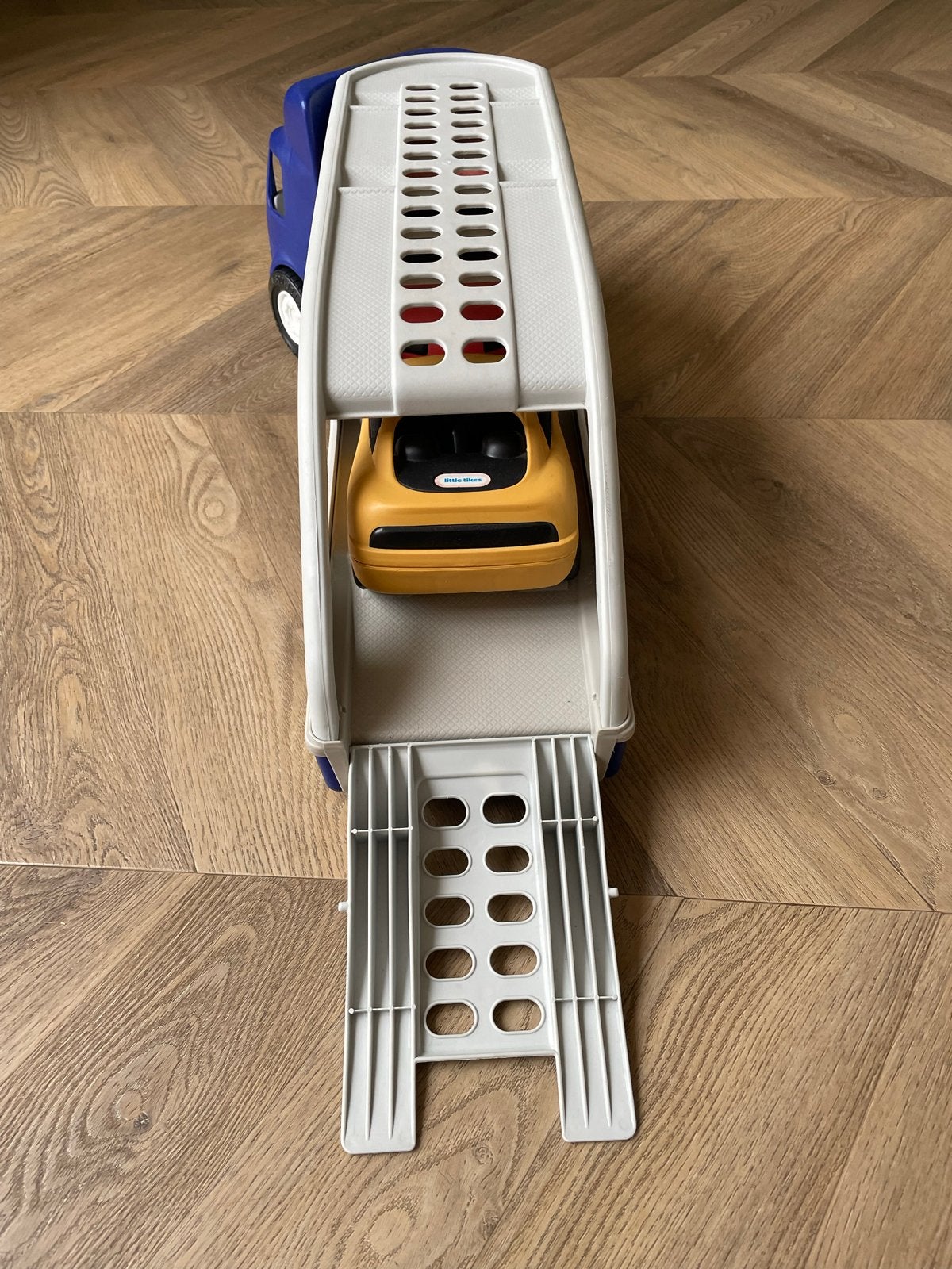Little Tikes Autotransporter met 2 auto's, Kinderen en Baby's, Speelgoed | Speelgoedvoertuigen, Ophalen of Verzenden, Gebruikt