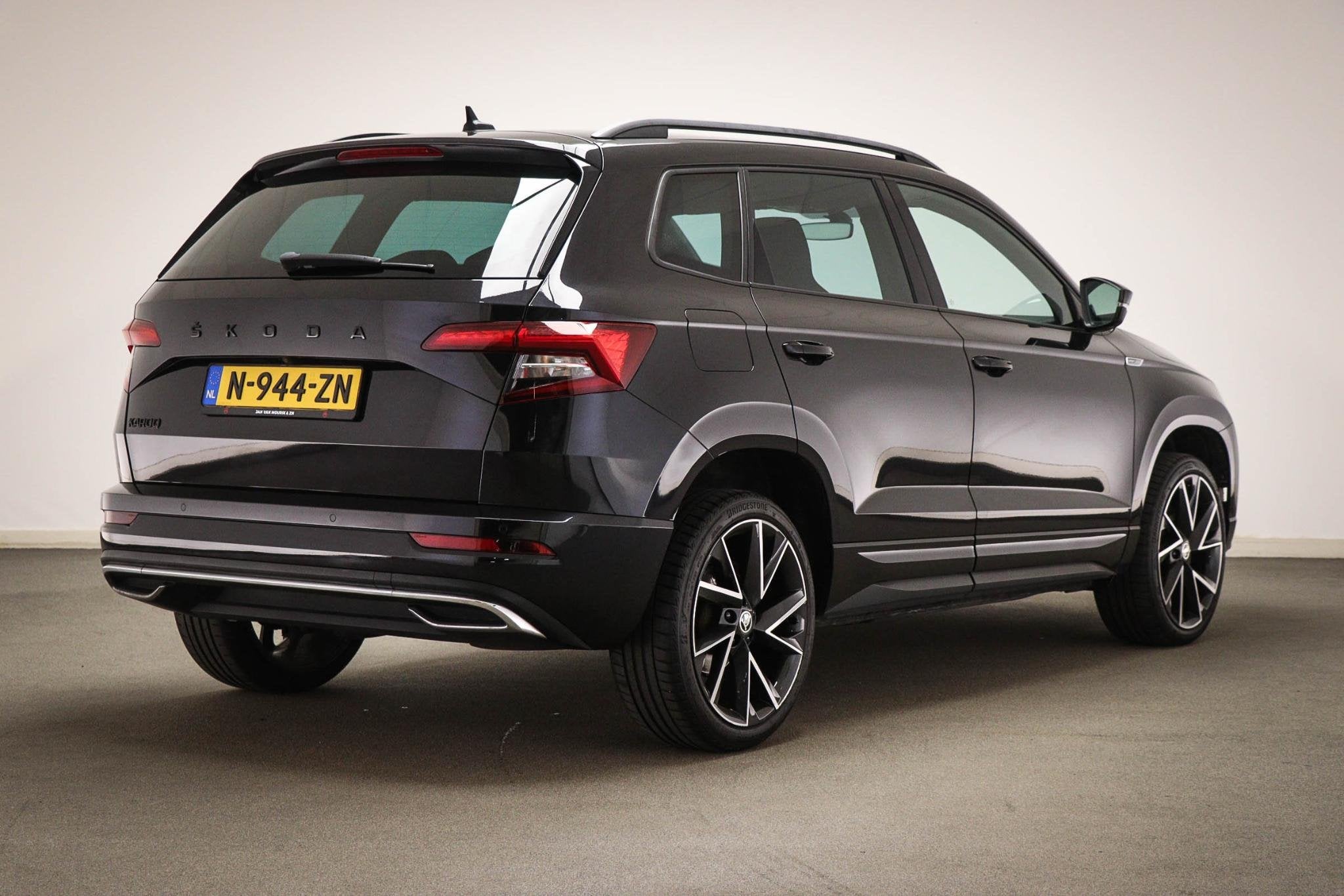 Skoda Karoq 1.5 TSI ACT Sportline Business | STOEL / STUUR-, Stof, 4 cilinders, 150 pk, Zwart