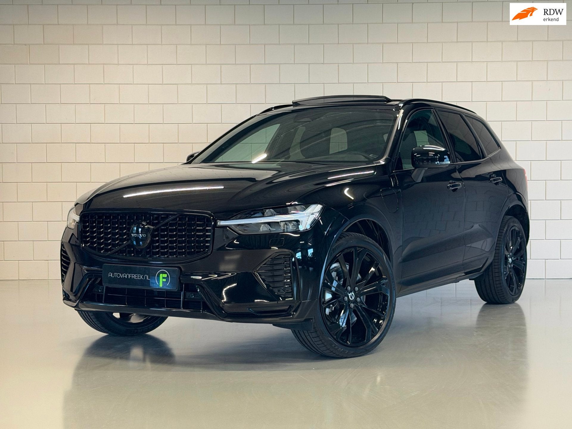 Volvo XC60 2.0 T6 Plug-in hybrid AWD Plus Black Edition | PA, Auto's, Volvo, Automaat, Dealer onderhouden, Gebruikt, 4 cilinders