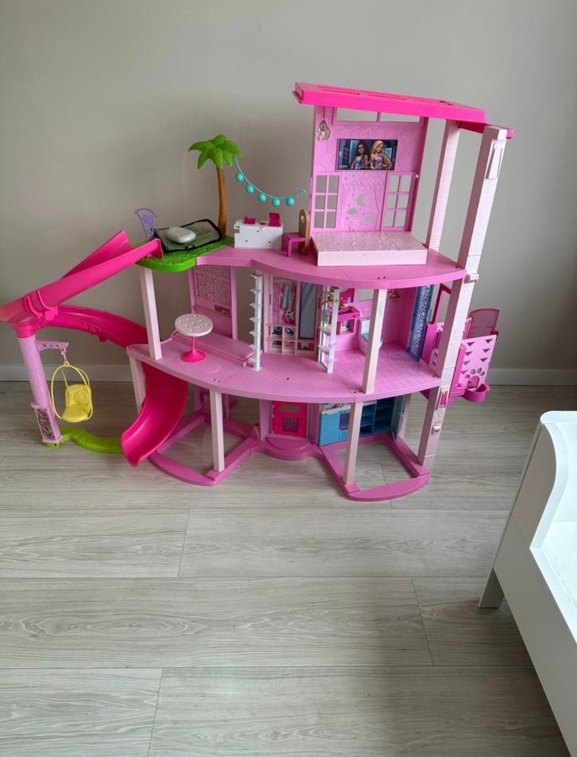 Grote Barbie Droomhuis met glijbaan en accessoires, Ophalen of Verzenden, Gebruikt, Barbie