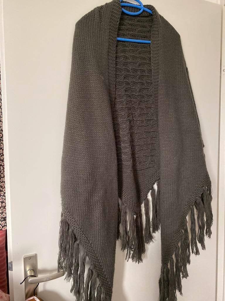 Grijze omslagdoek / poncho/ sjaal, Ophalen, Zo goed als nieuw, Maat 42/44 (L), Sjaal