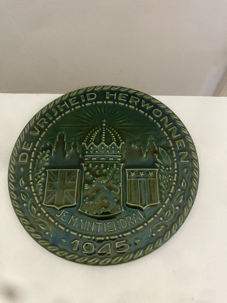 Mosa herdenkingstegel uit 1945, "De Vrijheid Herwonnen"., Groen, 18 cm, Decoratieobject, Ophalen of Verzenden