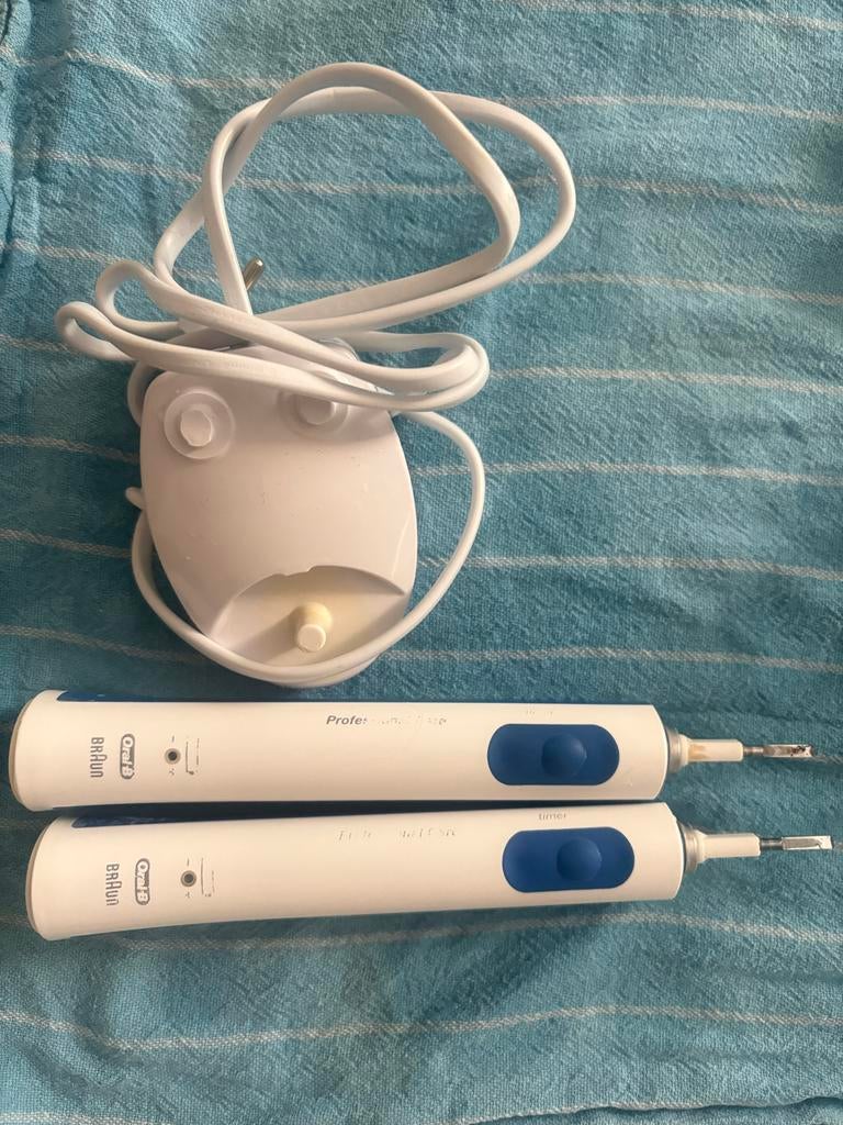 Oral-B elektrische tandenborstels met oplader (2 stuks), Ophalen of Verzenden, Zo goed als nieuw, Tandenborstel