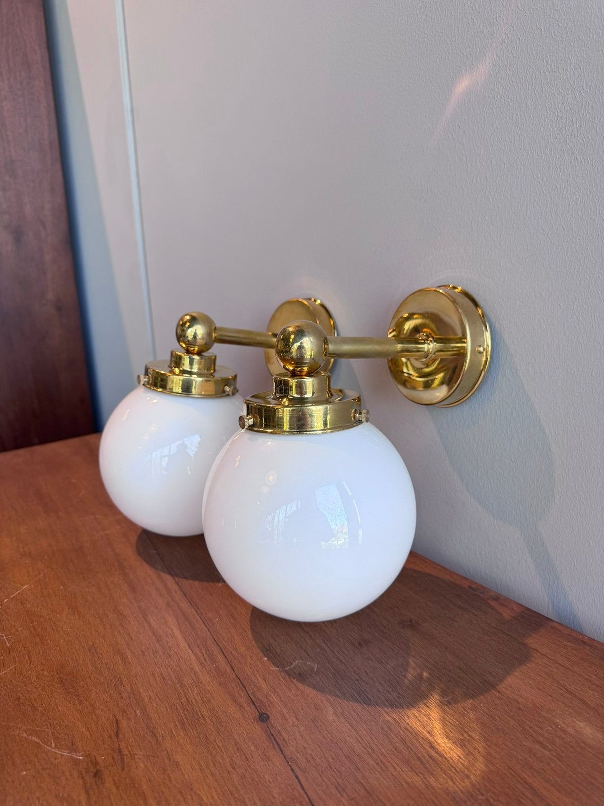 Vintage wandlamp met wit glazen bol en messing armatuur, Ophalen of Verzenden, Zo goed als nieuw, Glas