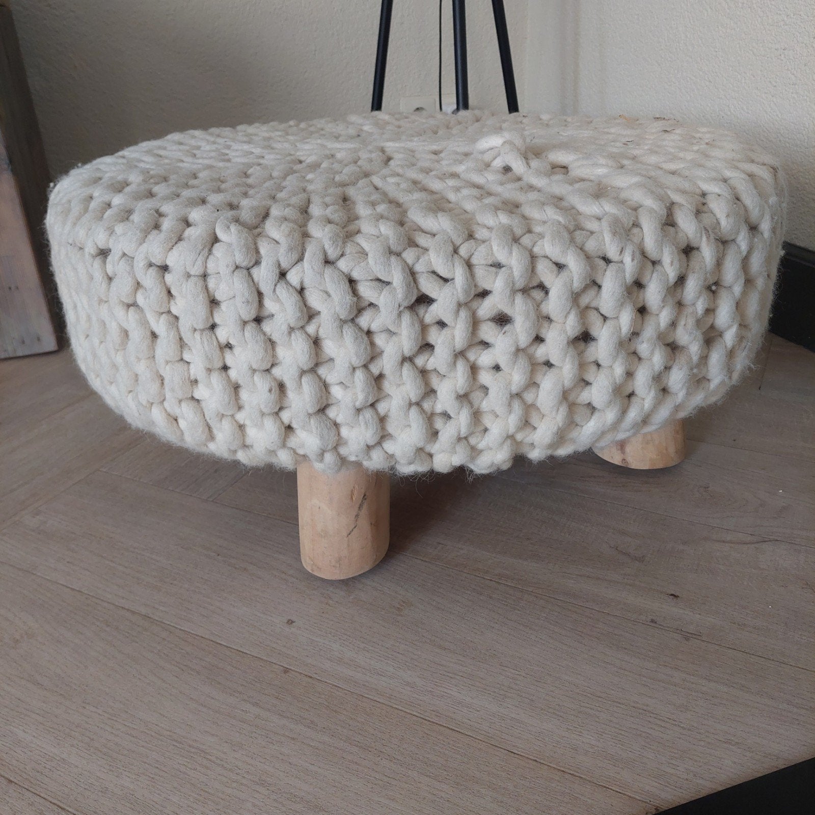 Crèmekleurige gebreide poef met houten pootjes, Ophalen, Bohemian, Scandinavisch, Zo goed als nieuw, Stof
