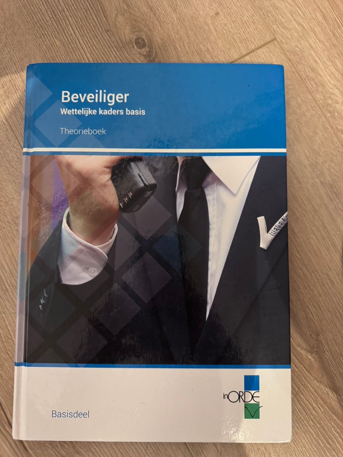 Beveiliger school boek wettelijke kaders, Boeken, J. Koenders, Ophalen of Verzenden, Zo goed als nieuw, Nederlands