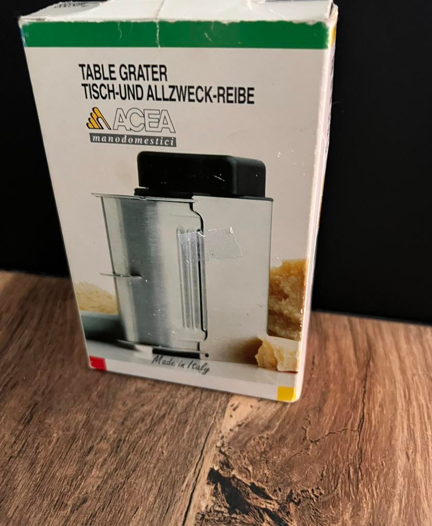 Roestvrijstalen tafelkaasrasp, gemaakt in Italië., Overige typen, Ophalen of Verzenden, Nieuw, Metaal