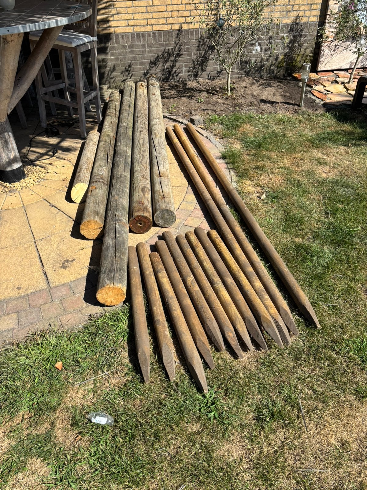Mooie droge ronde palen.  Ook apart te koop., Tuin en Terras, Palen, Balken en Planken, Ophalen, Zo goed als nieuw, 250 cm of meer