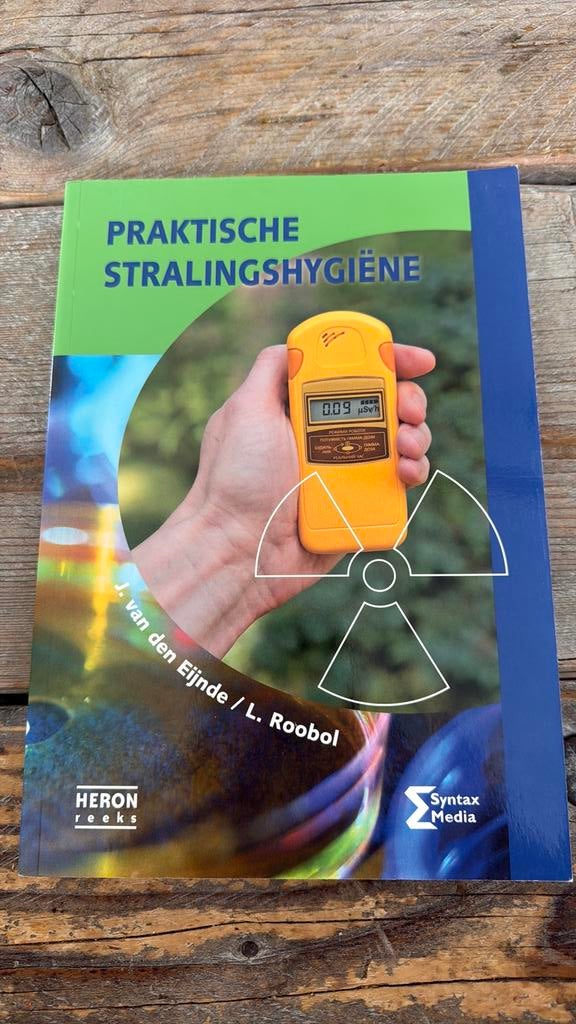 J van den Eijnde - Praktische stralingshygiëne, Boeken, J van den Eijnde; L Roobol, Ophalen of Verzenden, Zo goed als nieuw, Nederlands