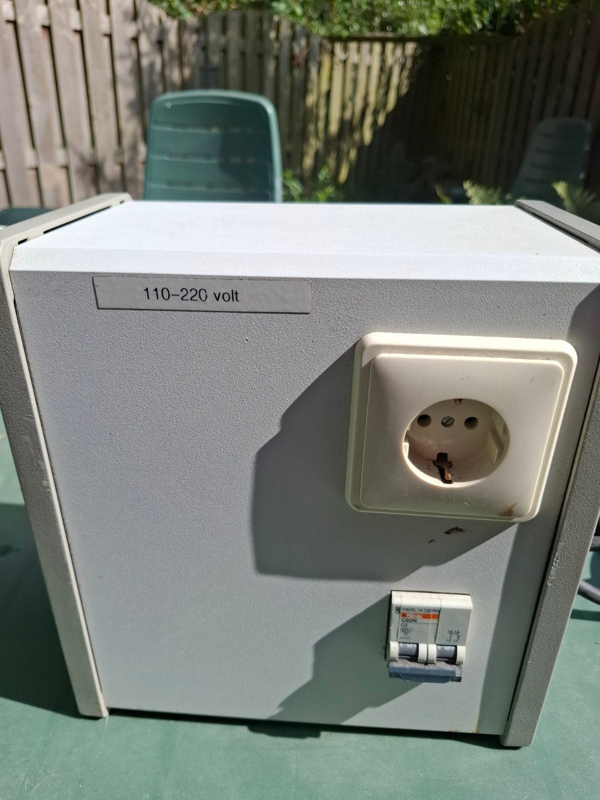 Omvormer 110-220 volt met stopcontact en zekering, Ophalen of Verzenden, Gebruikt, Omvormer
