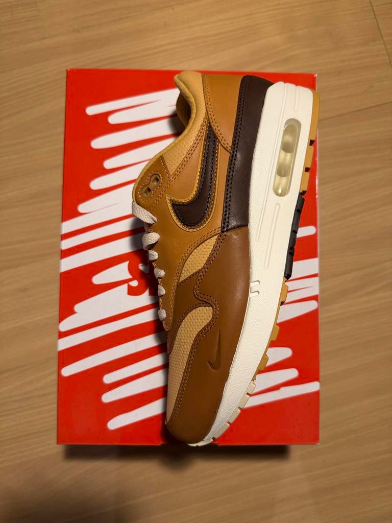 Nike Air Max 1 SNKRS Day Brown Maat 43, Ophalen, Nieuw, Bruin, Sneakers of Gympen