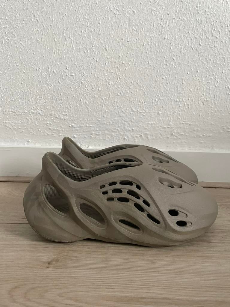 Yeezy Foam Runner Stone Salt - EU 43, Kleding | Heren, Schoenen, Overige kleuren, Ophalen of Verzenden, Sneakers of Gympen, Zo goed als nieuw