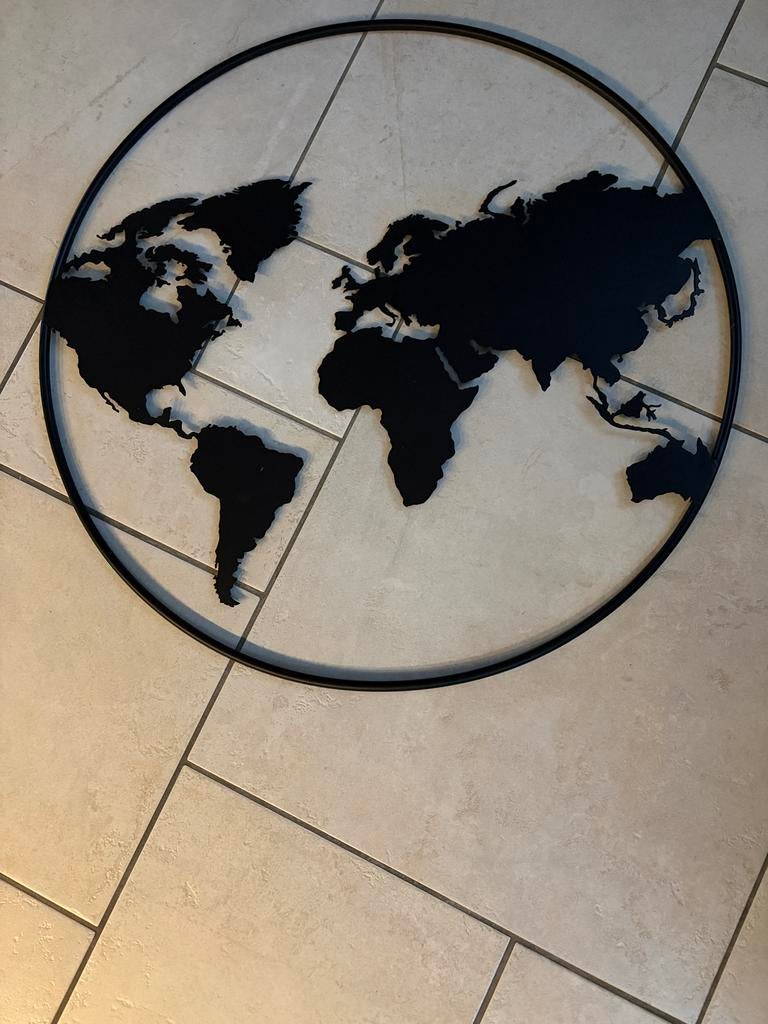Wereldkaart rond zwart metaal, Ophalen, Zo goed als nieuw