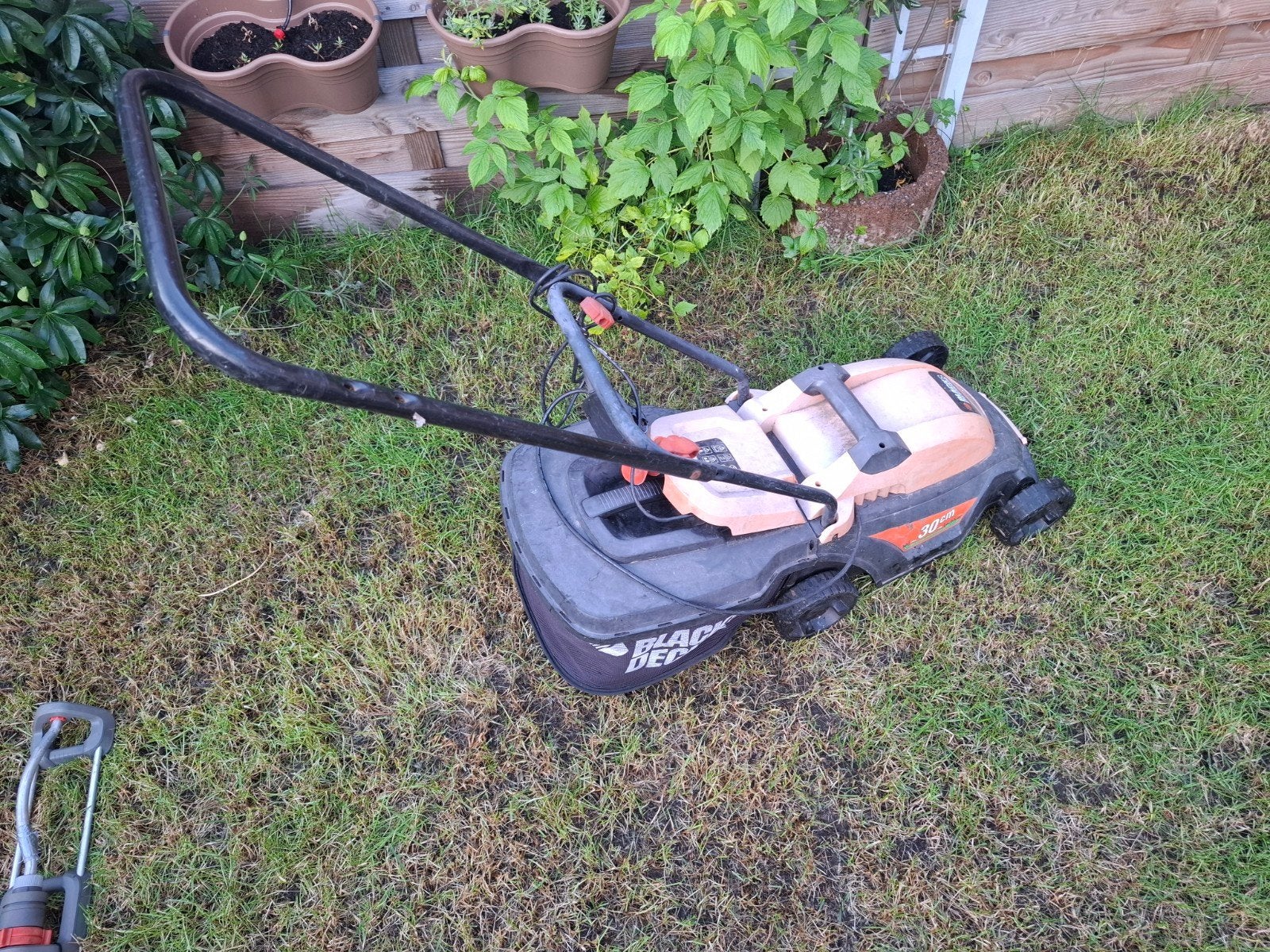 Black & Decker grasmaaier - doet het;veiligheidsknop defect, Cirkelmaaier, Gebruikt, Elektrische grasmaaier, Opvangbak