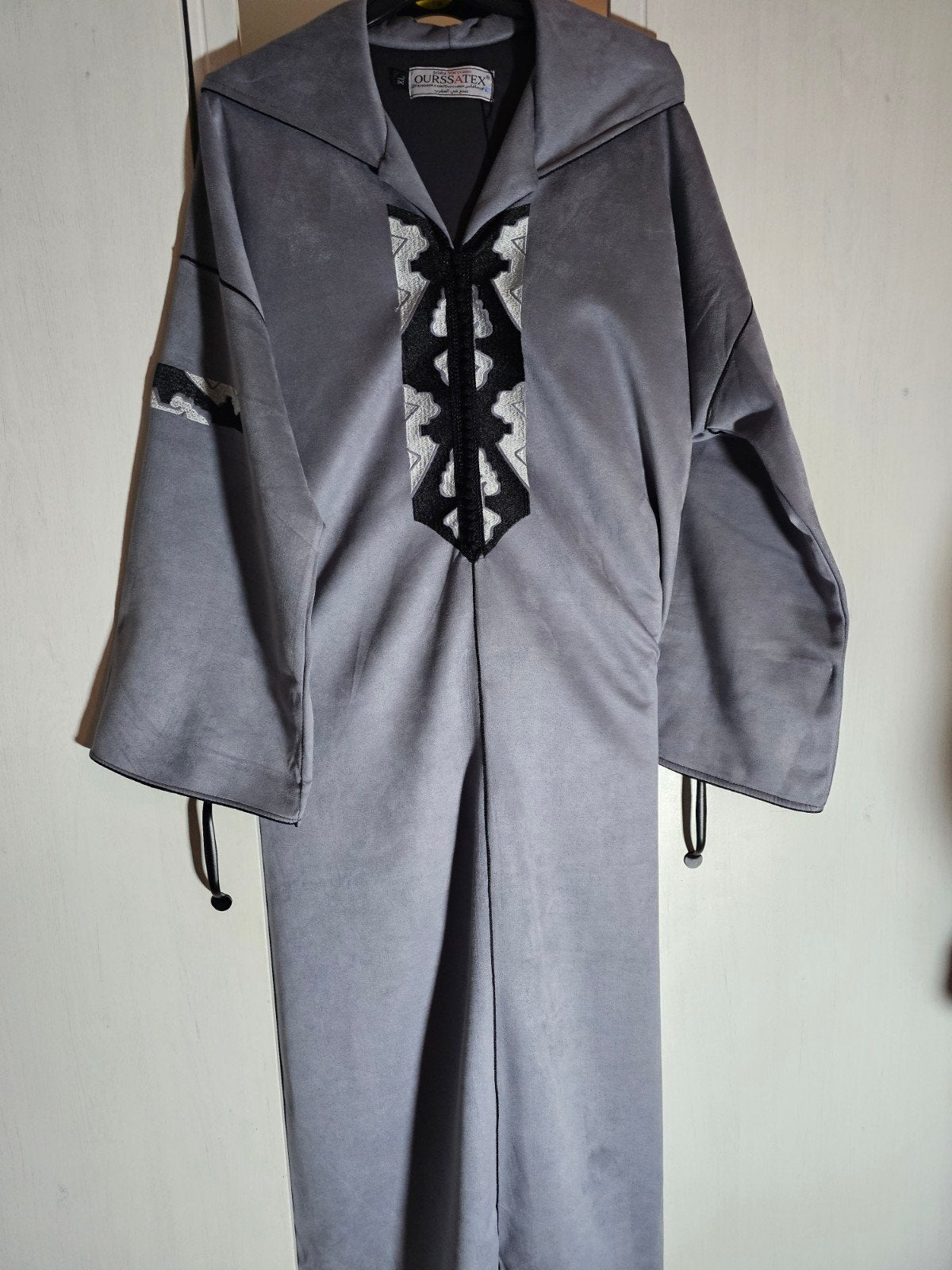 Grijze Marokkaanse Jelaba XL met borduursel, Kleding | Dames, Gelegenheidskleding, Overige typen, Maat 46/48 (XL) of groter, Nieuw