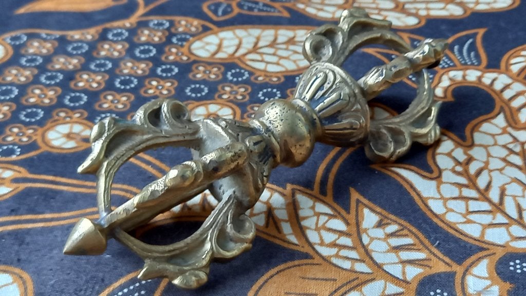 Mooie antieke Oosterse Vajra of Dorje van brons 14,5 cm., Antiek en Kunst, Kunst | Niet-Westerse kunst, Ritueel object, Handgemaakt