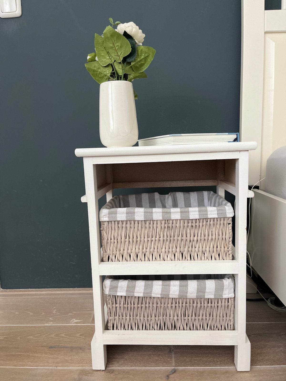 Nachtkastje met mandjes - B 37,5 x H 52 x D 27,5 cm, Huis en Inrichting, Slaapkamer | Nachtkastjes, Ophalen, Minder dan 45 cm