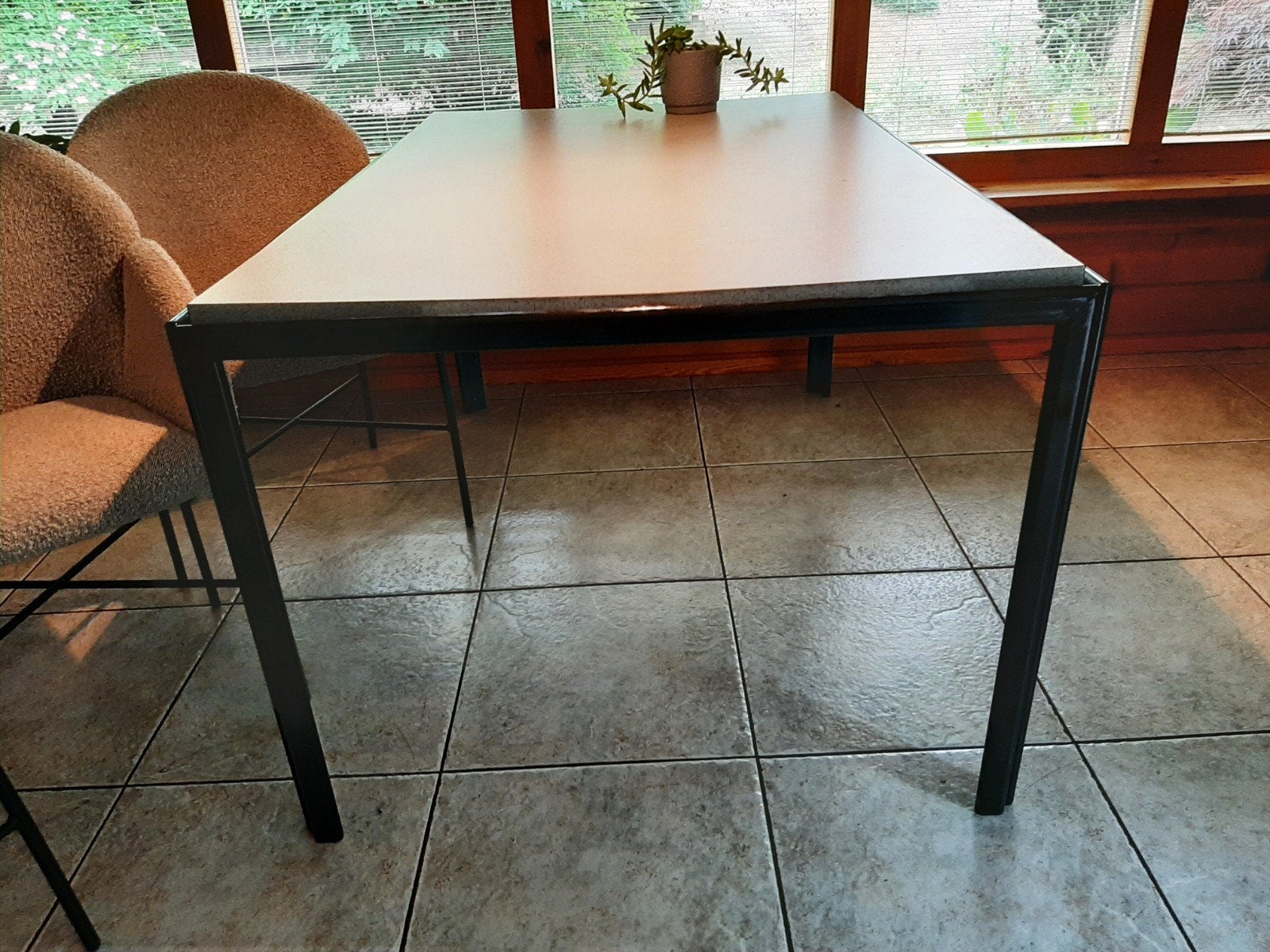 Eettafel met zwart metalen frame en grijs blad, Ophalen, Gebruikt, 100 tot 150 cm, Overige materialen