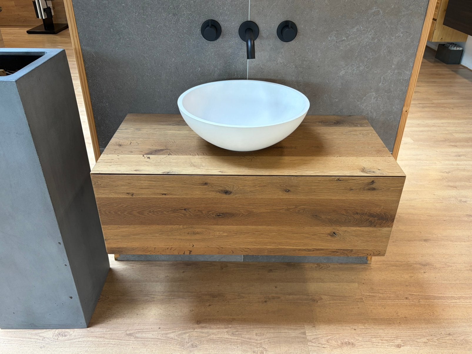 Massief houten meubel + mat witte waskom, Ophalen, 50 tot 100 cm, Zo goed als nieuw, Minder dan 100 cm