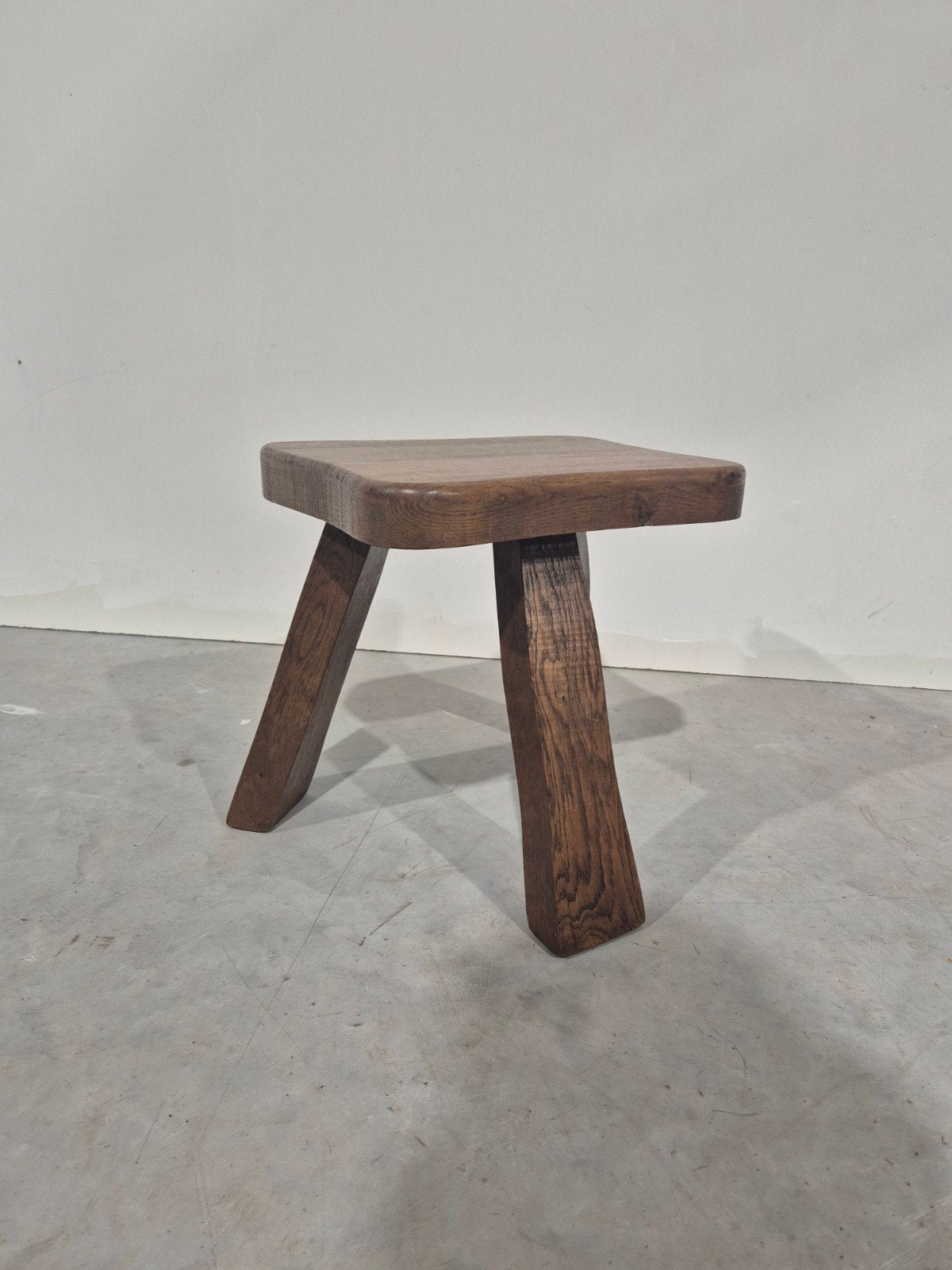 Brutalist eikenhouten vintage krukje design., Gebruikt, Onbekend, Ophalen of Verzenden, Onbekend