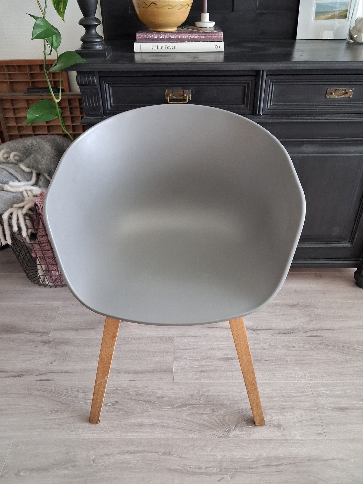 licht grijze stevige kunststof kuipstoel, blank eiken pooten, Ophalen, Gebruikt, Grijs, Eén