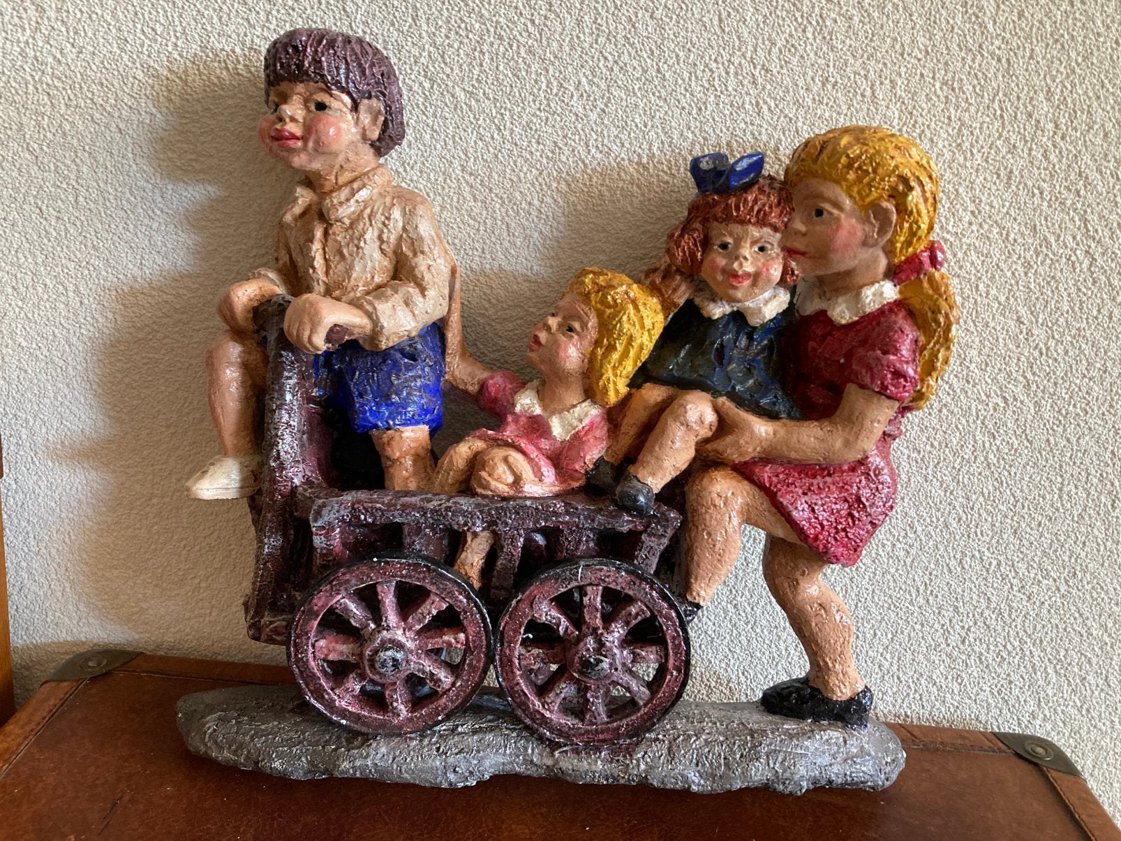 Beeld met spelende kinderen, Ophalen of Verzenden, Mens