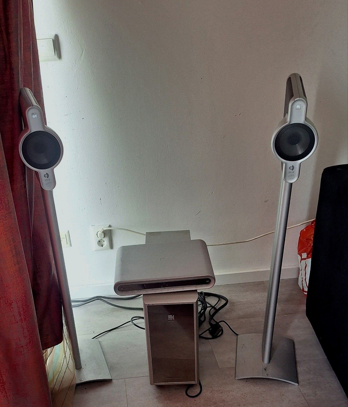 KEF KIT 100 Home Cinema Systeem - Zilver/Grijs, 2.1-systeem, Zo goed als nieuw, Dvd-speler, 40 tot 70 watt