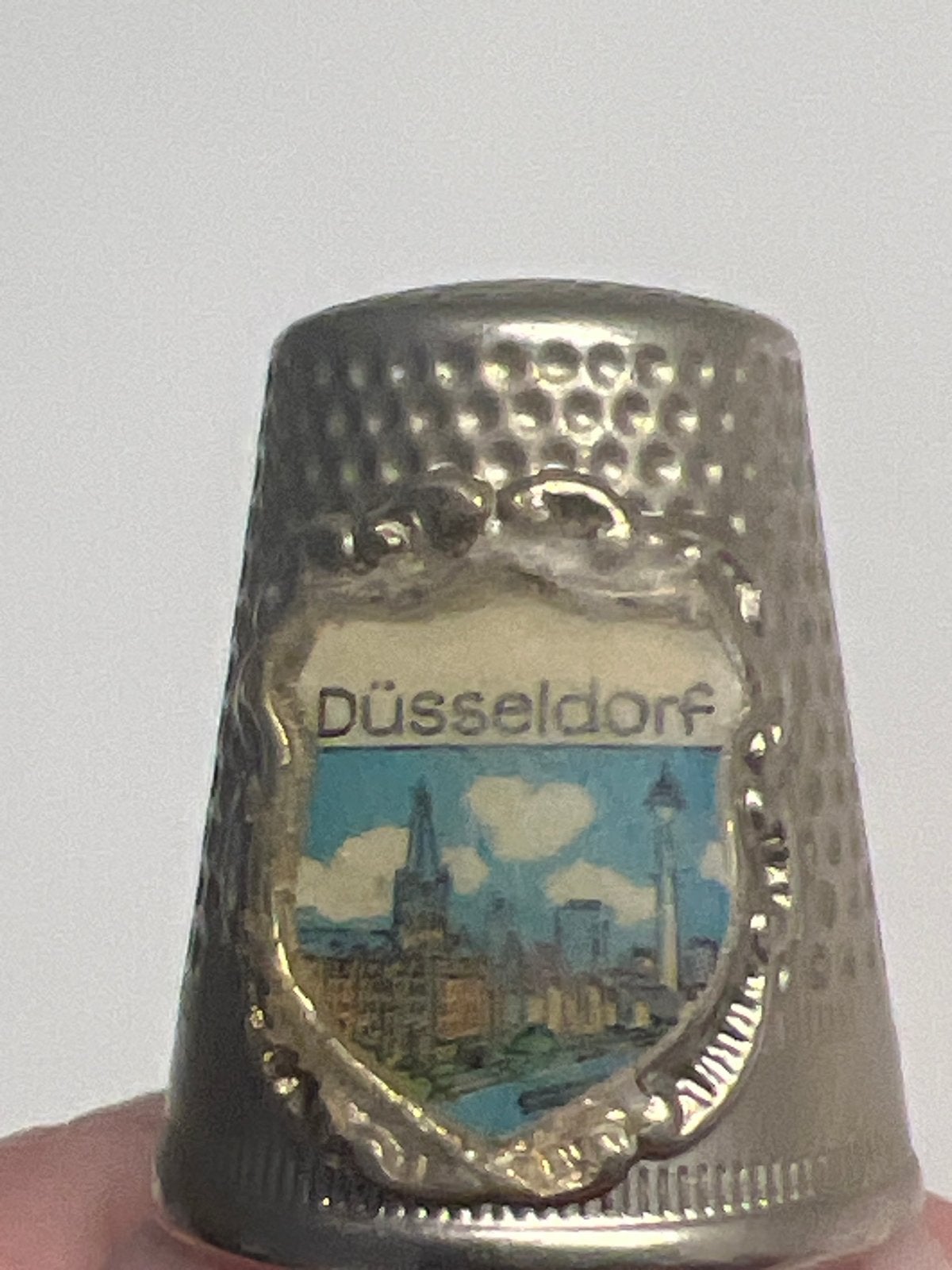 Zilveren vingerhoed Düsseldorf souvenir, Overige materialen, Gebruikt, Reliëf, Ophalen of Verzenden