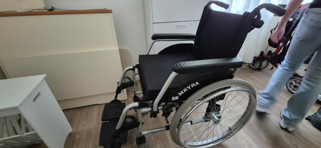 Nette opklapbare rolstoel, Ophalen, Zo goed als nieuw, Duwrolstoel