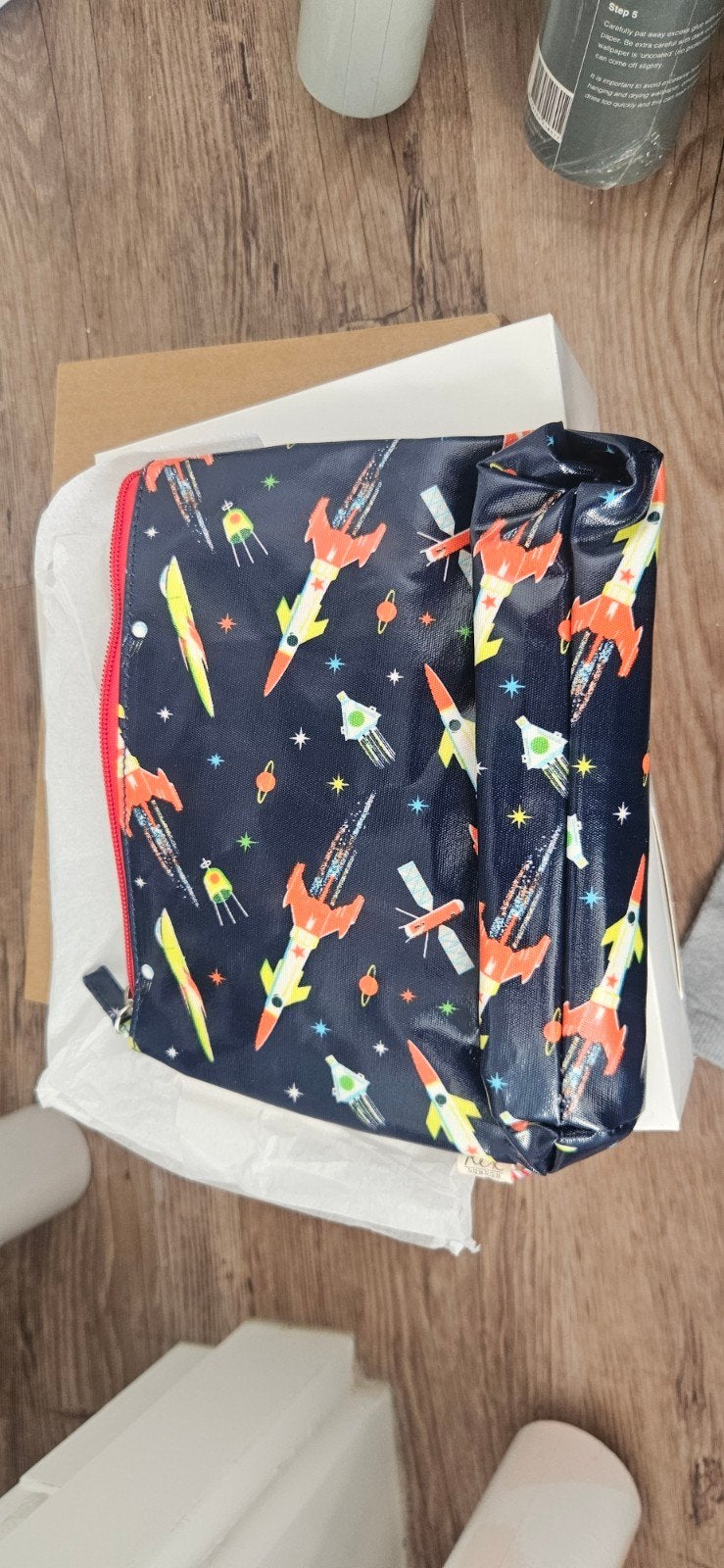 Ruimtevaart etui/toilettas - Nieuw, 20 tot 30 cm, Minder dan 40 cm, Ophalen of Verzenden, Rood