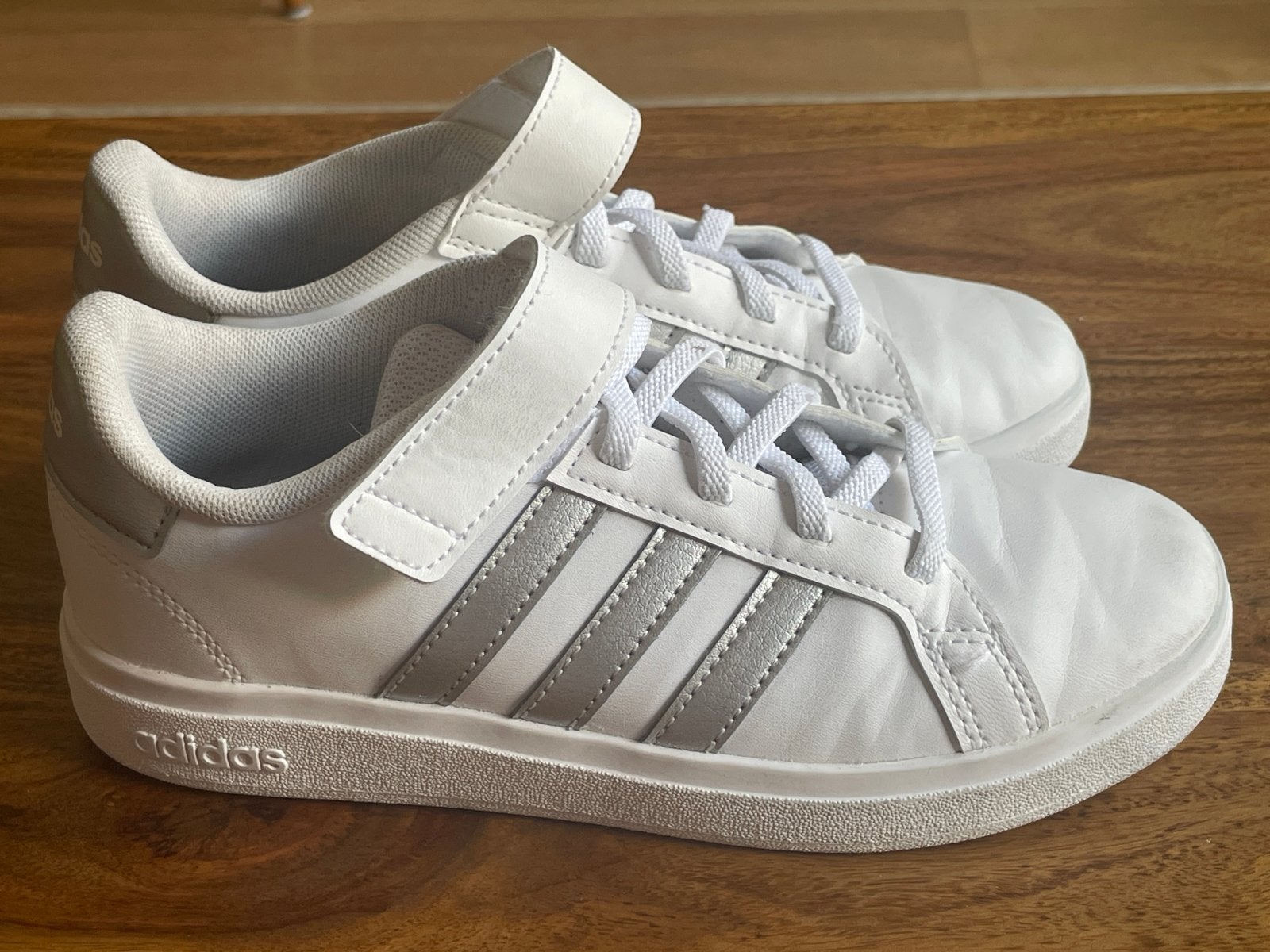Adidas sneakers maat 33 wit/zilver voor kinderen, Kinderen en Baby's, Kinderkleding | Schoenen en Sokken, Gebruikt, Jongen of Meisje