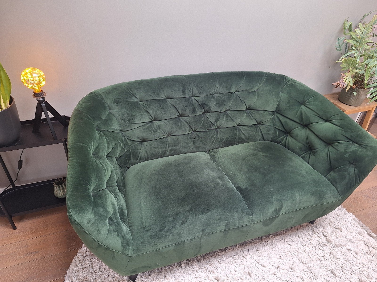 heel mooi fluweel/ velvet groen 2 persoons bank, Huis en Inrichting, Banken | Sofa's en Chaises Longues, Ophalen, Zo goed als nieuw