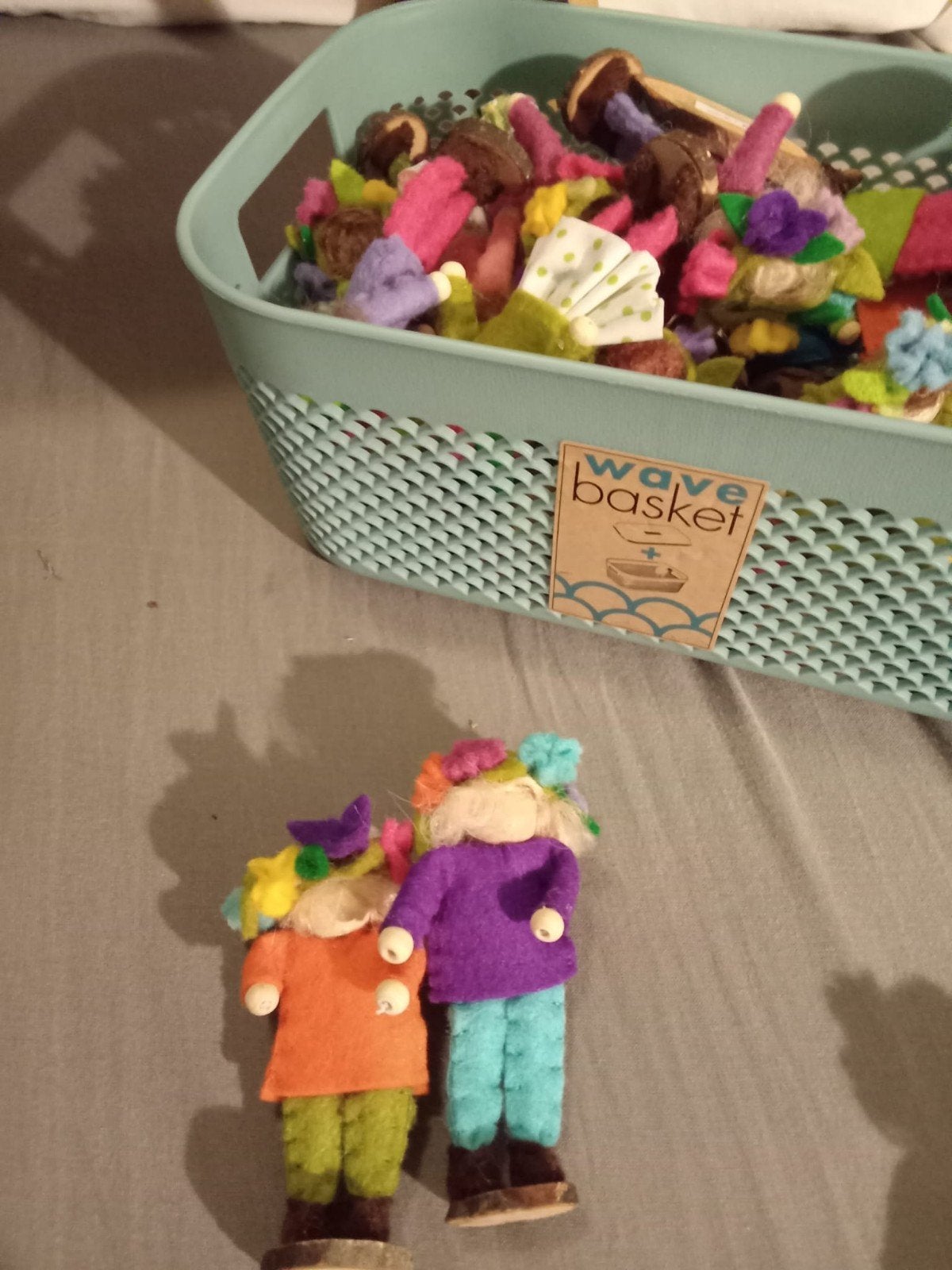 Handgemaakte vilten poppetjes met bloemenkrans, Ophalen of Verzenden, Nieuw