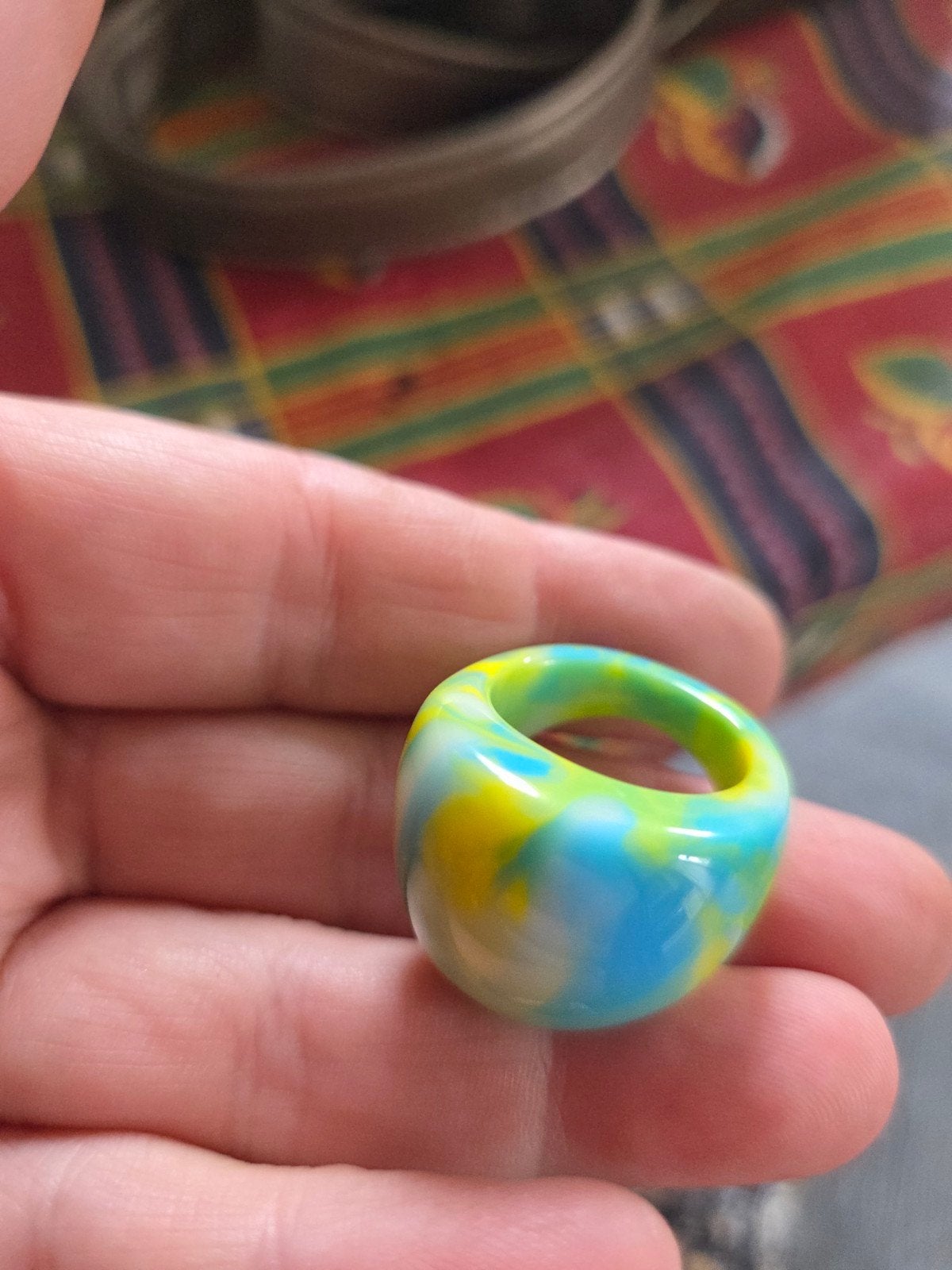 Kunststof ring maat 17, kleurrijk en modern, Sieraden, Tassen en Uiterlijk, Ringen, Kunststof, Overige kleuren, Nieuw, Ophalen of Verzenden