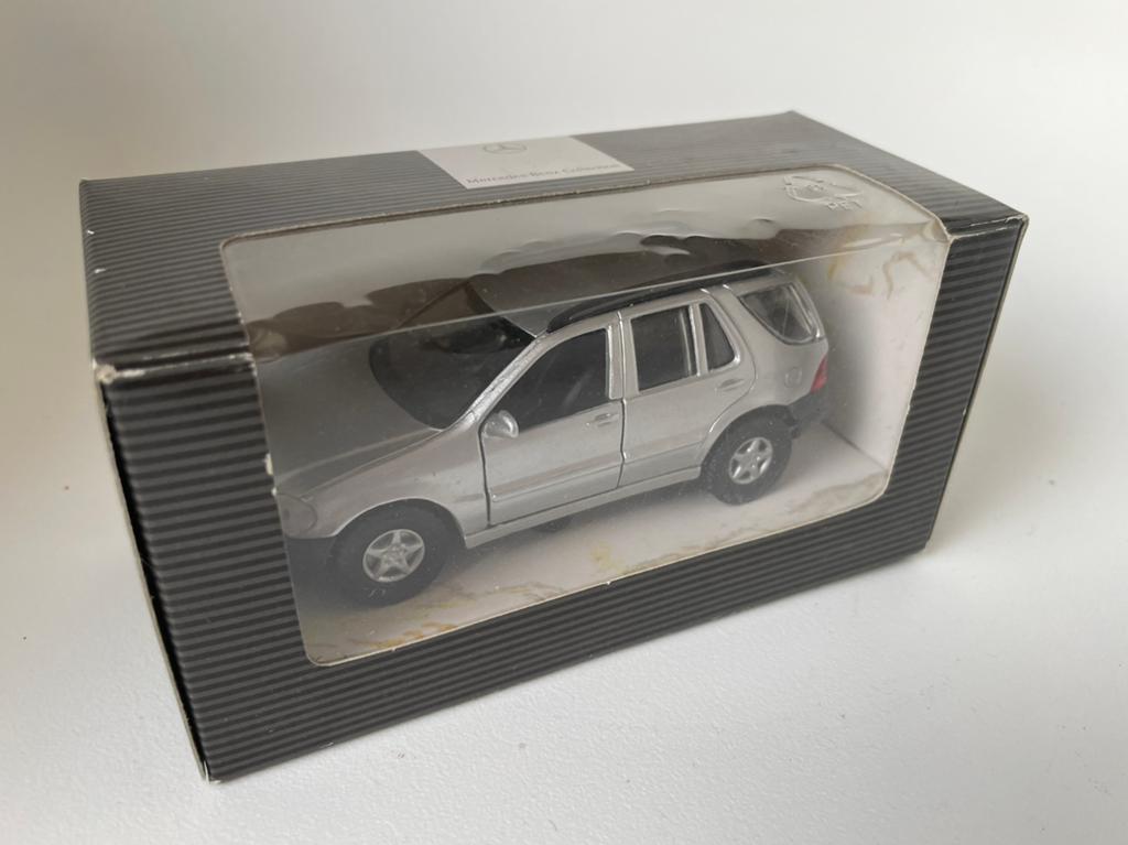model MB Mercedes Benz M-klasse ML, zilvergrijs, Maïsto 1/41, Ophalen of Verzenden, Zo goed als nieuw, Auto, Overige merken