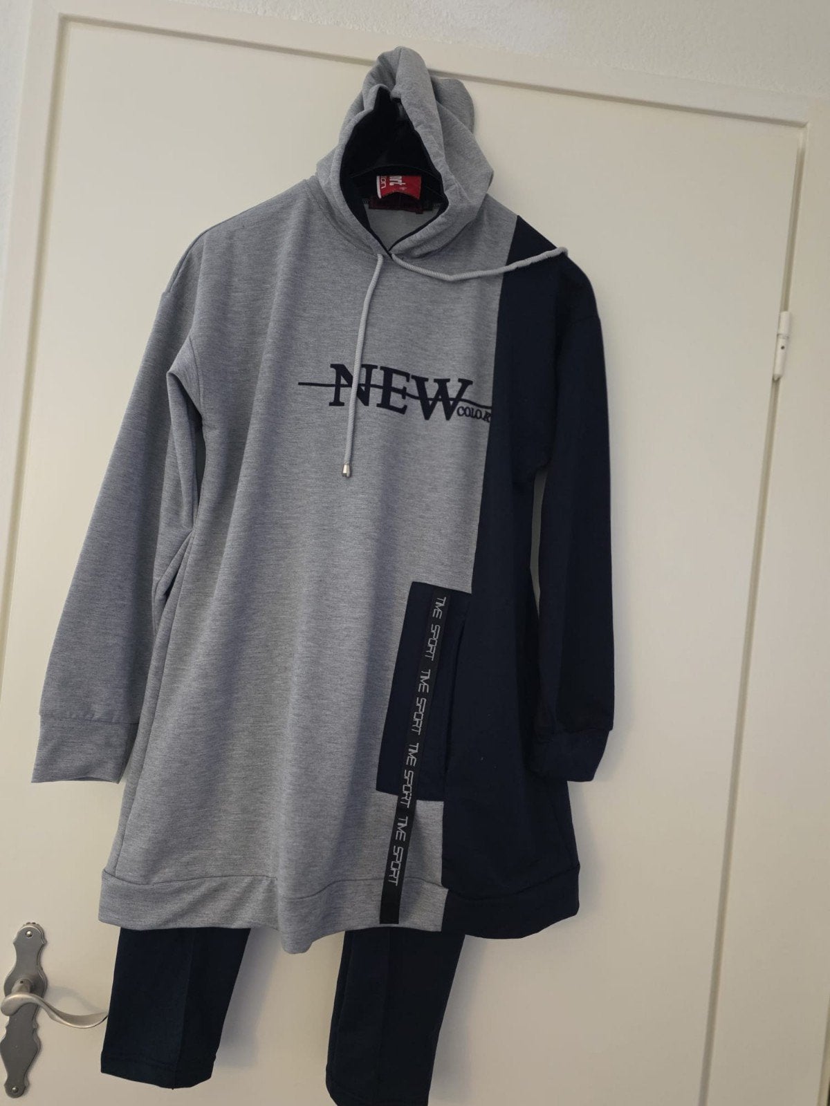 Comfortabel grijs trainingspak met capuchon en broek, Maat 42/44 (L), Nieuw, Ophalen of Verzenden, Onbekend