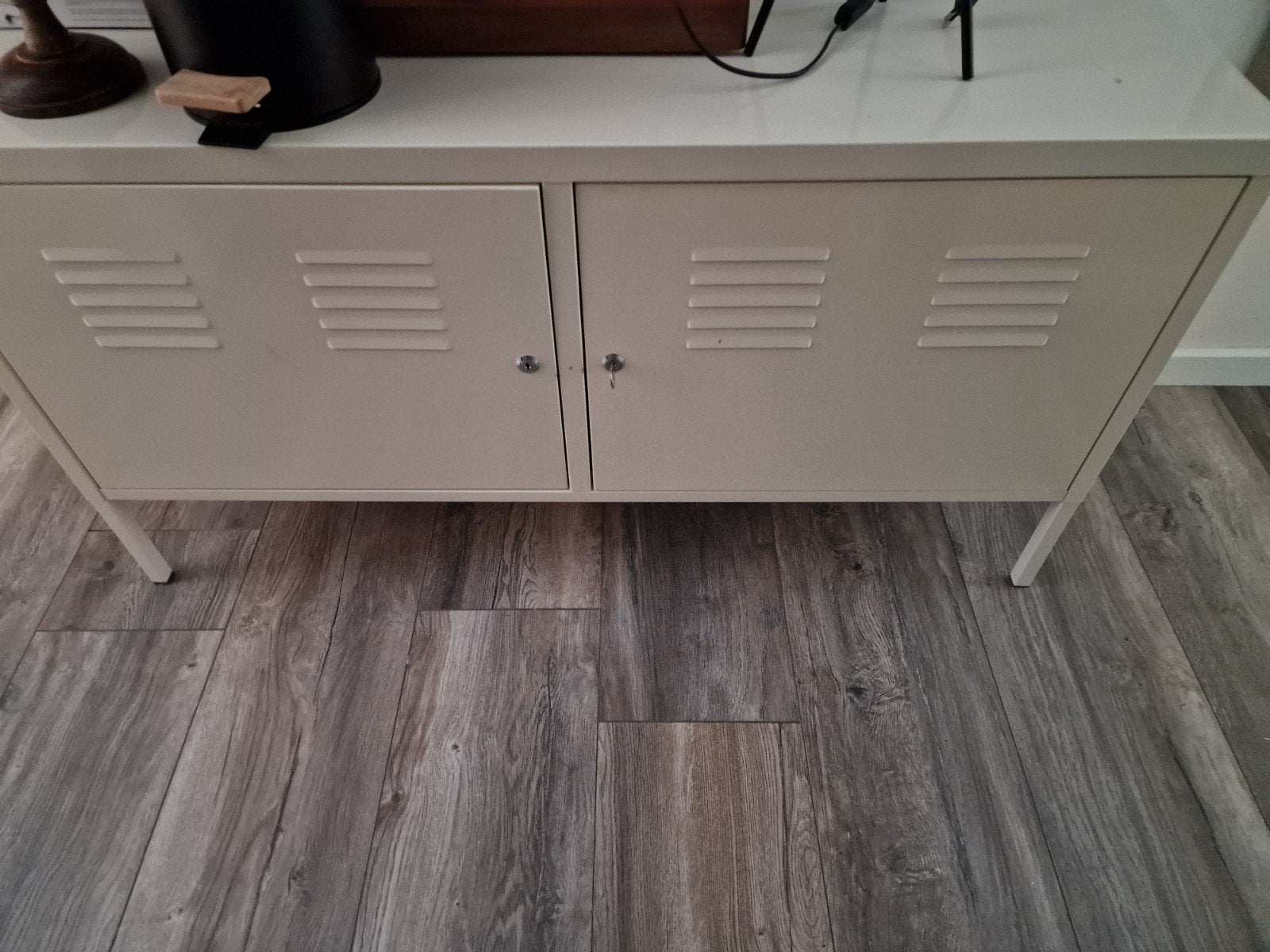 Ikea PS locker Wit metalen dressoir met 2 deuren, Ophalen, Gebruikt