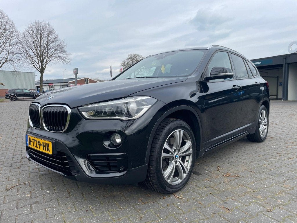 BMW X1 20i  VOL UITGEVOERD  DEALER ONDERHOUDEN  INSTAPKLAAR, Auto's, BMW, 1998 cc, Navigatiesysteem, Zwart, 2000 kg