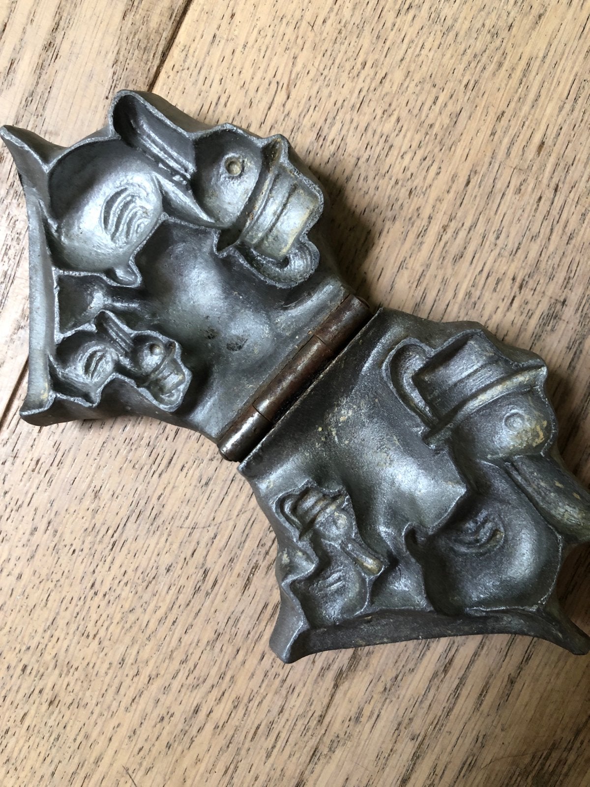 Antieke vorm uit de bakkerij met scharnier, Ophalen